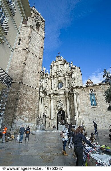 Valencia Spanien am 11. Dezember 2020 Altstadt Stadtbild Reina Platz mit der Kathedrale.