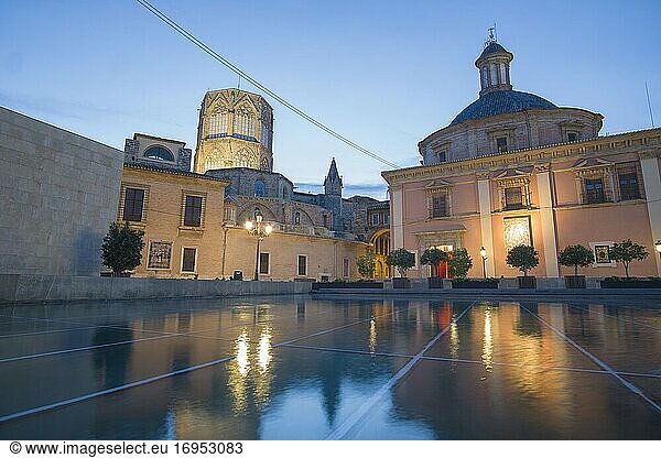 Valencia Spanien am 10. Dezember 2020: Die Basilika der Jungfrau Maria vom Almoina-Museum aus in der Abenddämmerung mit den Spiegelungen im Teich.