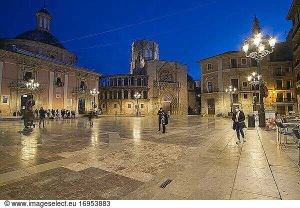 Valencia Spanien am 10. Dezember 2020: Nacht auf dem Platz der Heiligen Jungfrau mit der Basilika und der Kathedrale.