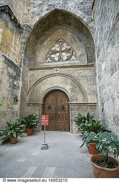 Valencia Spanien am 10. Dezember 2020 Stadtbild in der weihnachtlichen romanischen Kirche San Juan del Hospital.
