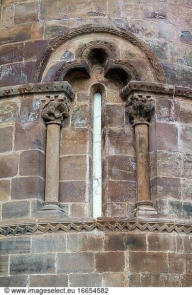 Valga?on  Nuestra Se?ora de Tresfuente (Romanik und Renaissance  13.-18. Jahrhundert). Detail des Apsisfensters. La Rioja  Spanien.