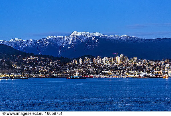 Vancouver in der Dämmerung; Vancouver  Britisch-Kolumbien  Kanada
