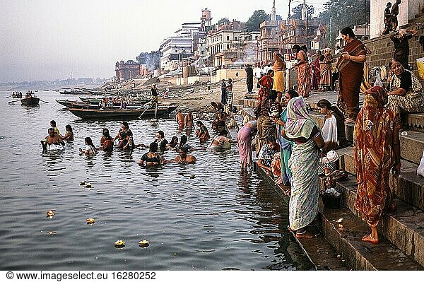 Varanasi  Uttar Pradesh  Indien  Asien - Religiöse Pilger baden und beten an einem Ghat des heiligen Flusses Ganges. Varanasi (Benares) ist eine der ältesten Städte der Welt und der heiligste Ort für die Anhänger der Jain- und Hindu-Religion.