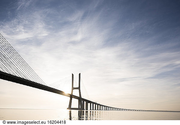 Vasco-Da-Gama-Brücke vor dramatischem Himmel  Fluss Tejo  Lissabon  Portugal