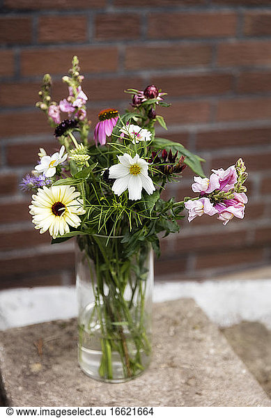 Vase mit verschiedenen Sommerblumen