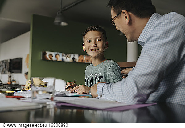 Vater hilft Sohn bei seinen Hausaufgaben