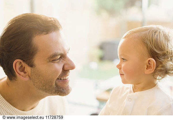 Vater lächelt den süßen kleinen Sohn an.