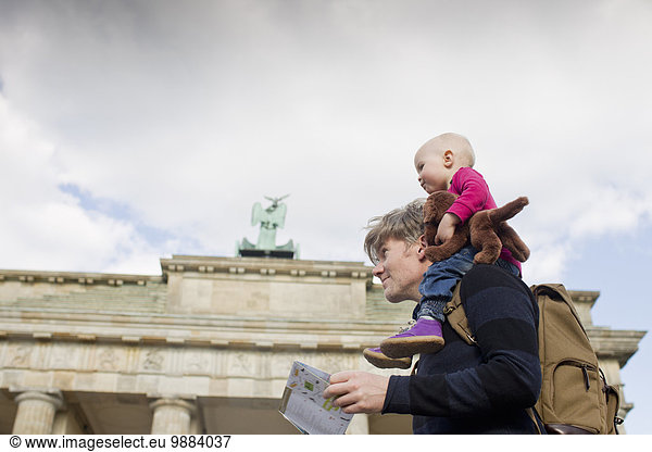 Vater Sightseeing mit Baby-Tochter-Schulterfahrt  Brandenburger Tor  Berlin  Deutschland