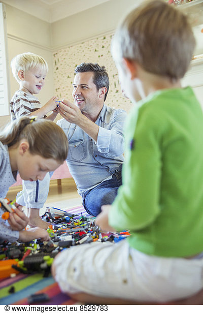 Vater spielt mit Kindern