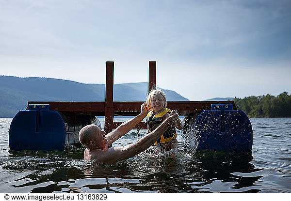Vater und Kleinkind spielen in Lake  Silver Bay  New York  USA