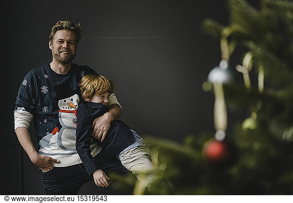 Vater und Sohn amüsieren sich gemeinsam zur Weihnachtszeit