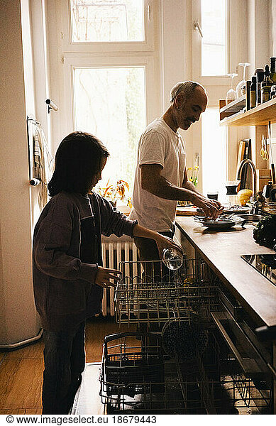 Vater und Sohn bei der Hausarbeit in der Küche