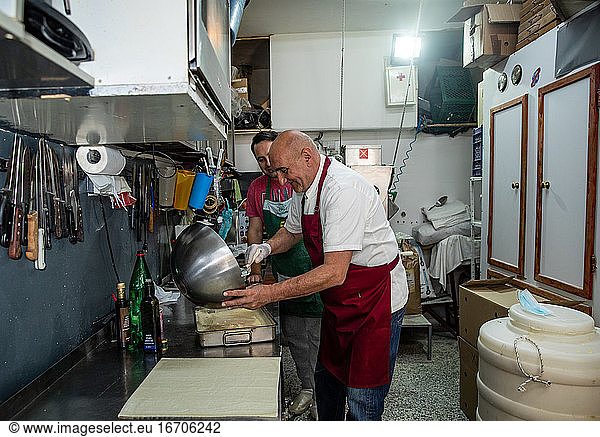 Vater und Sohn bei der Herstellung traditioneller Balkan-Gibanica in Belgrad  Serbien