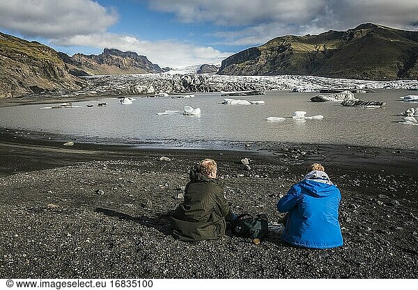 Vater und Sohn beim Mittagessen am Skaftafellsjokull-Gletscher Skaftafell-Nationalpark südliche Region von Island (Sudurland)