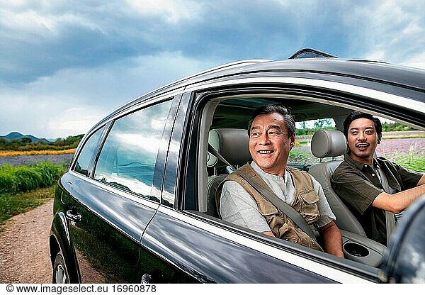 Vater und Sohn fahren mit einem Auto