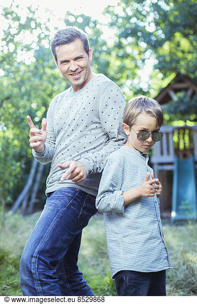Vater und Sohn gestikulieren im Freien