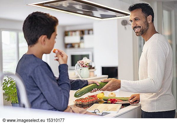 Vater und Sohn kochen gemeinsam zu Hause in der Küche