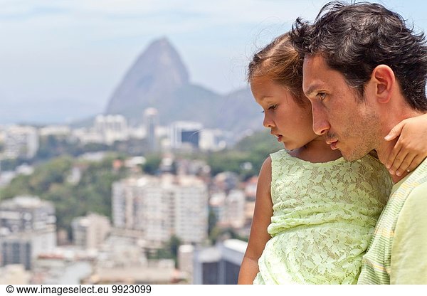 Vater und Tochter beim Anblick  Rio de Janeiro  Brasilien