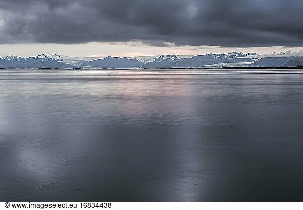 Vatnajokull-Eiskappe von der Halbinsel Vetrahorn aus gesehen  Region Ostfjorde (Austurland)  Island