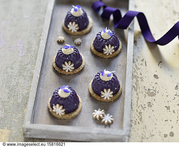Vegan mini blueberry ring cakes with cashew cream (raw baking)