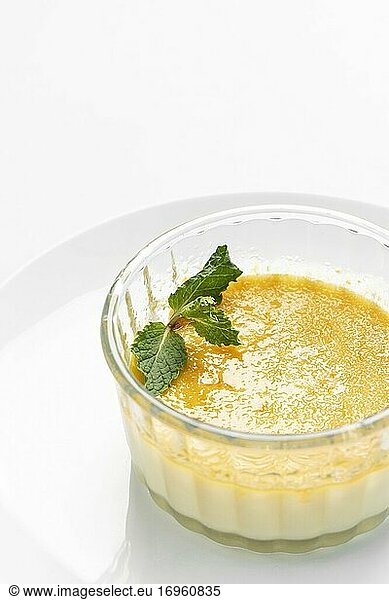Veganes milchfreies Bio-Kokosnusscreme-Creme-Brulee-Dessert auf weißem Hintergrund.