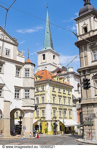 Velikovsky-Haus und St. Thomas  Malostranske namesti  Mala strana  Prag  Tschechische Republik.