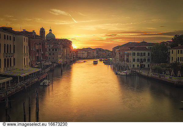 Venedig überflutet die Vorstellungskraft mit einer Atmosphäre des kreativen Staunens.
