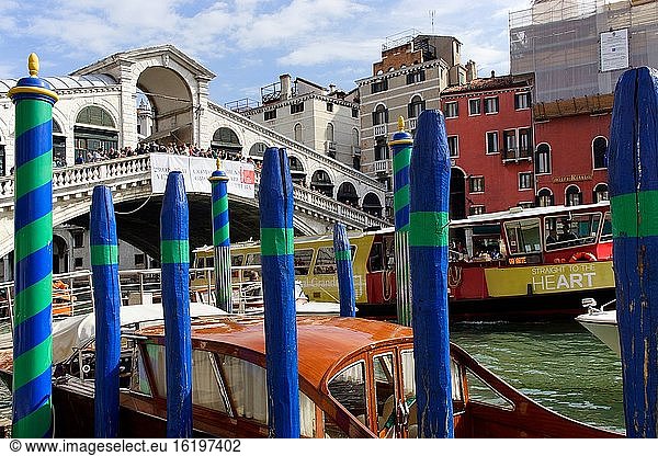 Venedig (Italien). Anlegepfähle für Boote neben der Rialto-Brücke in der Stadt Venedig.