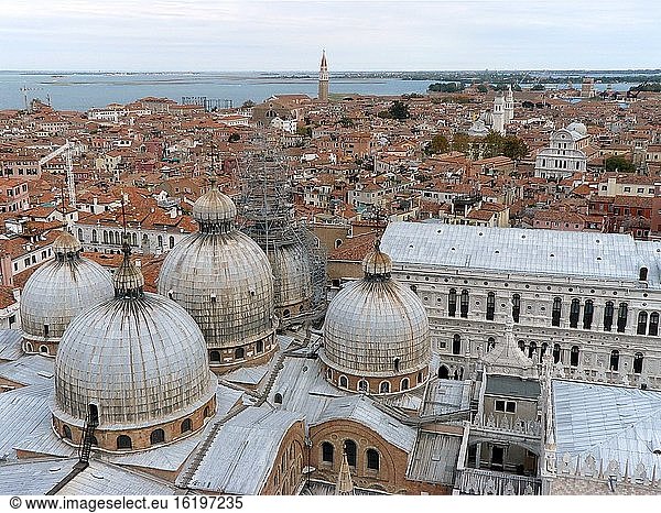 Venedig (Italien). Dach und Kuppeln des Markusdoms in der Stadt Venedig.