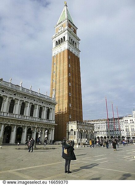 Venedig Venetien Italien am 21. Januar 2019: Campanile Turm am Markusplatz.