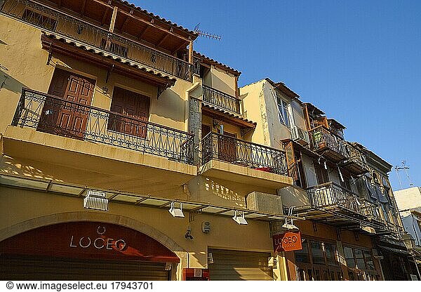 Venezianische Altstadt  Morgenlicht  Weitwinkel-Aufnahme  Balkone  bunte Häuserzeile  blauer wolkenloser Himmel  Rethimnon  Zentralkreta  Insel Kreta  Griechenland  Europa