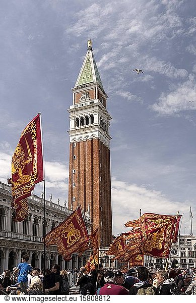Venezianische Flaggen vor dem Campanile auf dem Markusplatz  Venedig  Venetien  Italien  Europa