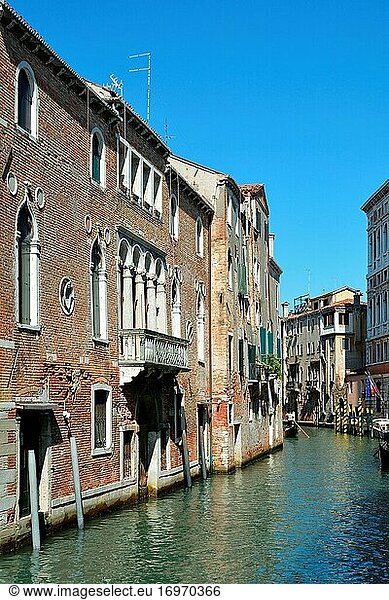 Venezianischer Kanal im Stadtteil San Polo von Venedig mit antiken Gebäuden - Italien.