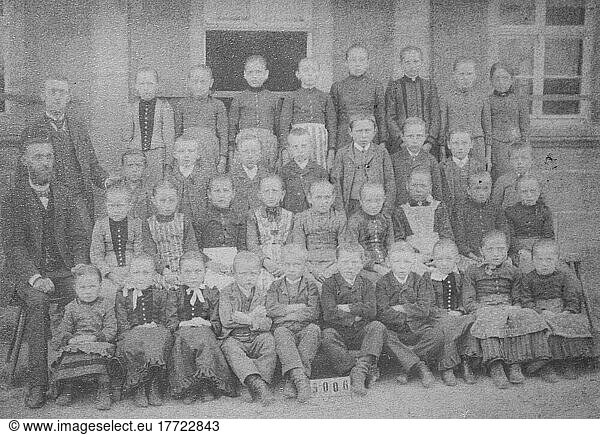 Verblichenes Klassenfoto einer Schulklasse im Jahre 1890  Sachsen  Deutschland  Historisch  digital restaurierte Reproduktion einer Vorlage aus dem 19. Jahrhundert  genaues Datum unbekannt  Europa