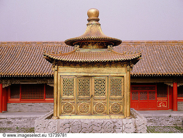 Verbotene Stadt  Ein vergoldeter Bronze-Miniaturaltar auf der Terrasse des Quian Quing Gong (Palast der himmlischen Reinheit). China. Chinesisch. Peking.