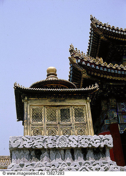 Verbotene Stadt  Ein vergoldeter Bronze-Miniaturaltar auf der Terrasse des Quian Quing Gong (Palast der himmlischen Reinheit). China. Peking.