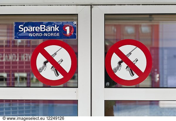 Verbotsschilder für Waffen vor der Spare Bank  Gewehre und Pistolen sind verboten  Longyearbyen  Spitzbergen  Svalbard  Norwegen  Europa
