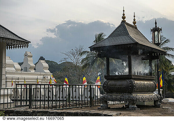 Verbrennung von Weihrauch im Tempel der heiligen Zahnreliquie in Kandy