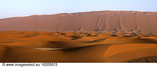 Vereinigte Arabische Emirate  Emirat Abu Dhabi  Sanddünen in der Viertelwüste bei Sonnenuntergang