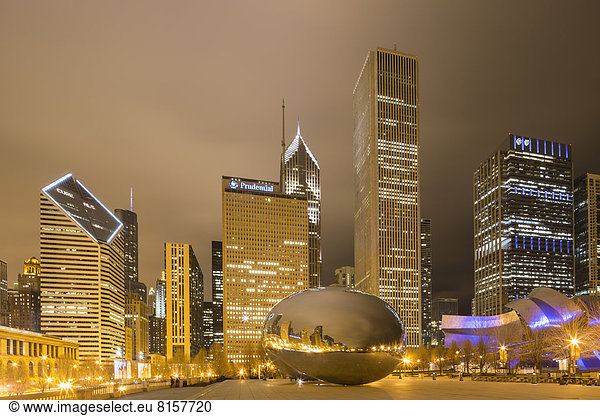 Vereinigte Staaten  Illinois  Chicago  Blick auf Cloud Gate und Millennium Park