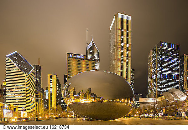 Vereinigte Staaten  Illinois  Chicago  Blick auf Cloud Gate und Millennium Park