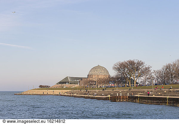 Vereinigte Staaten  Illinois  Chicago  Blick auf das Adler Planetarium am Michigansee