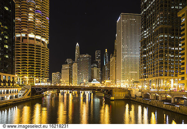 Vereinigte Staaten  Illinois  Chicago  Blick auf Wolkenkratzer entlang des Chicago River