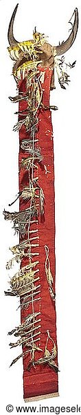 VEREINIGTE STAATEN VON AMERIKA  Feder-Kopfschmuck um 1880 Kopfhaube (HÃ¤uptling?) eines nordamerikanischen Indianervolkes aus braunem  gestÃ¤rktem Wollstoff. Die Haube mit zwei HÃ¶rnern (ca. 20 cm)  halbhohl vom Jungrind gefertigt. Auf der Gesichtsseite SchlieÃŸbÃ¤nder und Reste eines roten Stoffbesatzes. Der Nackenteil von ca. 150 cm LÃ¤nge aus rotem Filz mit Leinen verstÃ¤rkt. Darauf vernÃ¤ht Ã¼ber 40 Federn der dort heimischen GreifvÃ¶gel  diese z.T. beschÃ¤digt. Alters- und Tragespuren. Nach Angaben des Einlieferers (RÃ¼cksprache mit kanadischem 'Department of Aboriginal Affairs and Northern Development') von einem nordamerikanischen Indianerstamm kommend.
