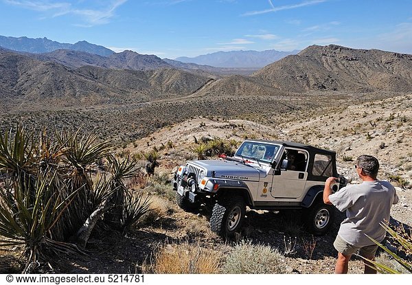 Vereinigte Staaten von Amerika  USA  anprobieren  hoch  oben  Fernverkehrsstraße  Geländewagen  Mojave-Wüste  Kalifornien  Bergwerk  Grube  Gruben  schmal