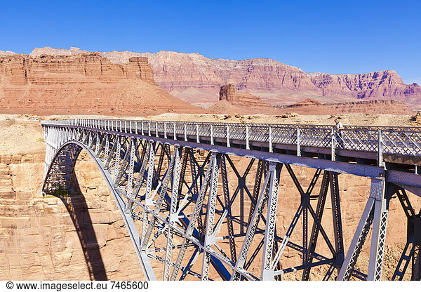 Vereinigte Staaten von Amerika  USA  über  Tourist  Brücke  Fluss  Nordamerika  Arizona  Marmor  Einsamkeit  Schlucht  Colorado  Navajo  alt