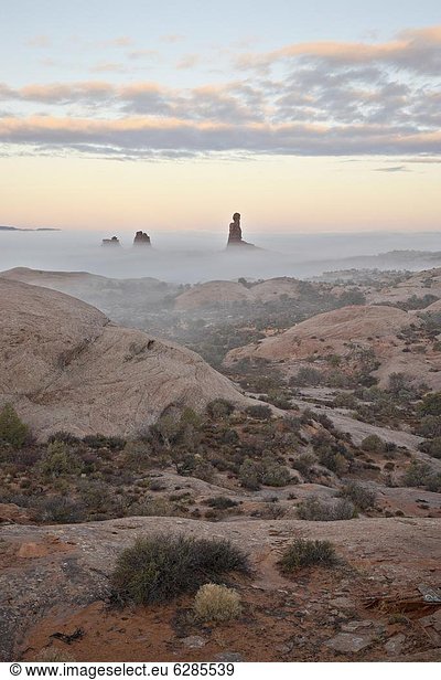 Vereinigte Staaten von Amerika  USA  Felsbrocken  Morgen  balancieren  Sonnenaufgang  Nebel  Nordamerika  Arches Nationalpark  Utah
