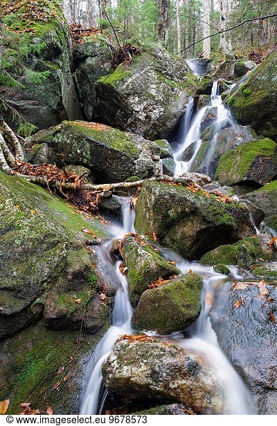 Vereinigte Staaten von Amerika USA Fluss Desorientiert Herbst Berg Nebenfluß Hampshire neu