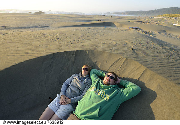 Vereinigte Staaten von Amerika  USA  Frau  Mann  Mensch  Amerika  Entspannung  Menschen  Strand  Küste  Natur  Sand  ungestüm  Nordamerika  Außenaufnahme  Düne  Bier  Oregon