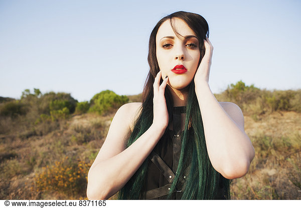 Vereinigte Staaten von Amerika  USA  Frau  Pose  Umwelt  grün  schwarz  lang  langes  langer  lange  jung  Außenaufnahme  Kalifornien  Haar